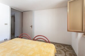 2 bedrooms, travel crib, free WiFi, bed sheets