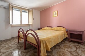 1 bedroom, travel cot, free WiFi, bed sheets