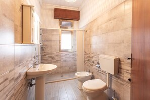 Dusche, Bidet, Handtücher
