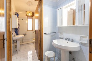 Douche, bidet, serviettes fournies
