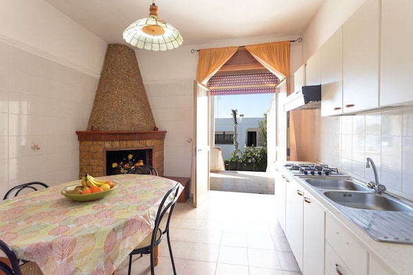 Kühlschrank, Ofen, Herdplatte, Kochgeschirr/Geschirr/Besteck