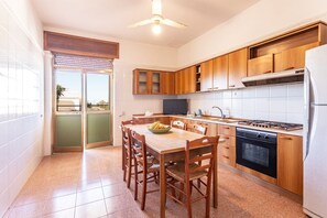 Frigorífico, horno, placa de cocina y utensilios de cocina