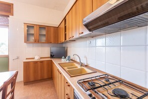 Fridge, oven, stovetop, cookware/dishes/utensils