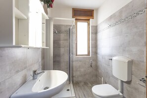 Dusche, Bidet, Handtücher