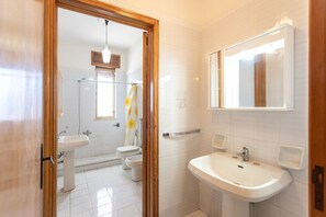 Douche, bidet, serviettes fournies