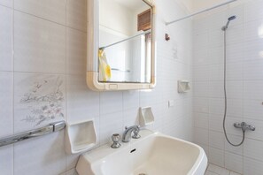 Dusche, Bidet, Handtücher