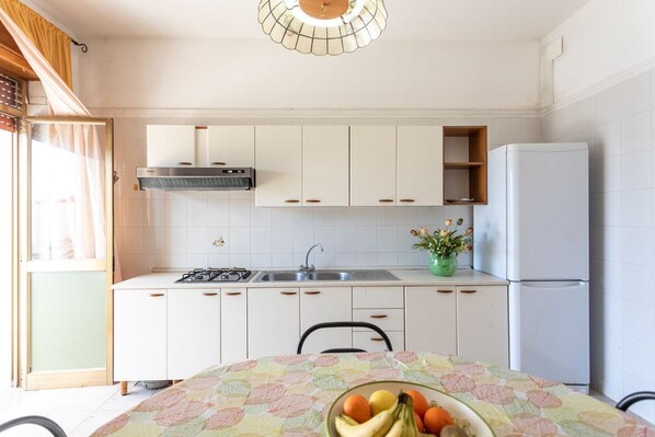 Kühlschrank, Ofen, Herdplatte, Kochgeschirr/Geschirr/Besteck