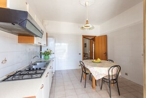 Geladeira, fogão, cooktop, talheres/pratos/utensílios de cozinha