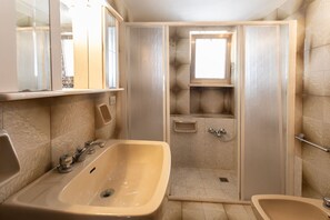 Shower, bidet, towels - Villa Matilde N°1 - Salento Reservation (Marina di Mancaversa)