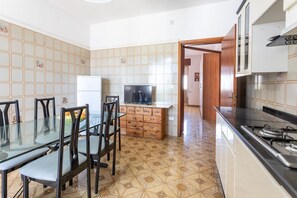 Frigorífico, horno, placa de cocina y utensilios de cocina