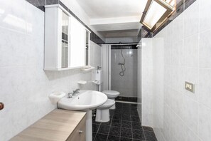 Ducha, bidet, toallas