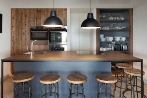 Frigorífico, microondas, horno y placa de cocina