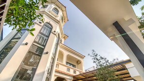 Un edificio de varios pisos con balcón y ventanas amplias.