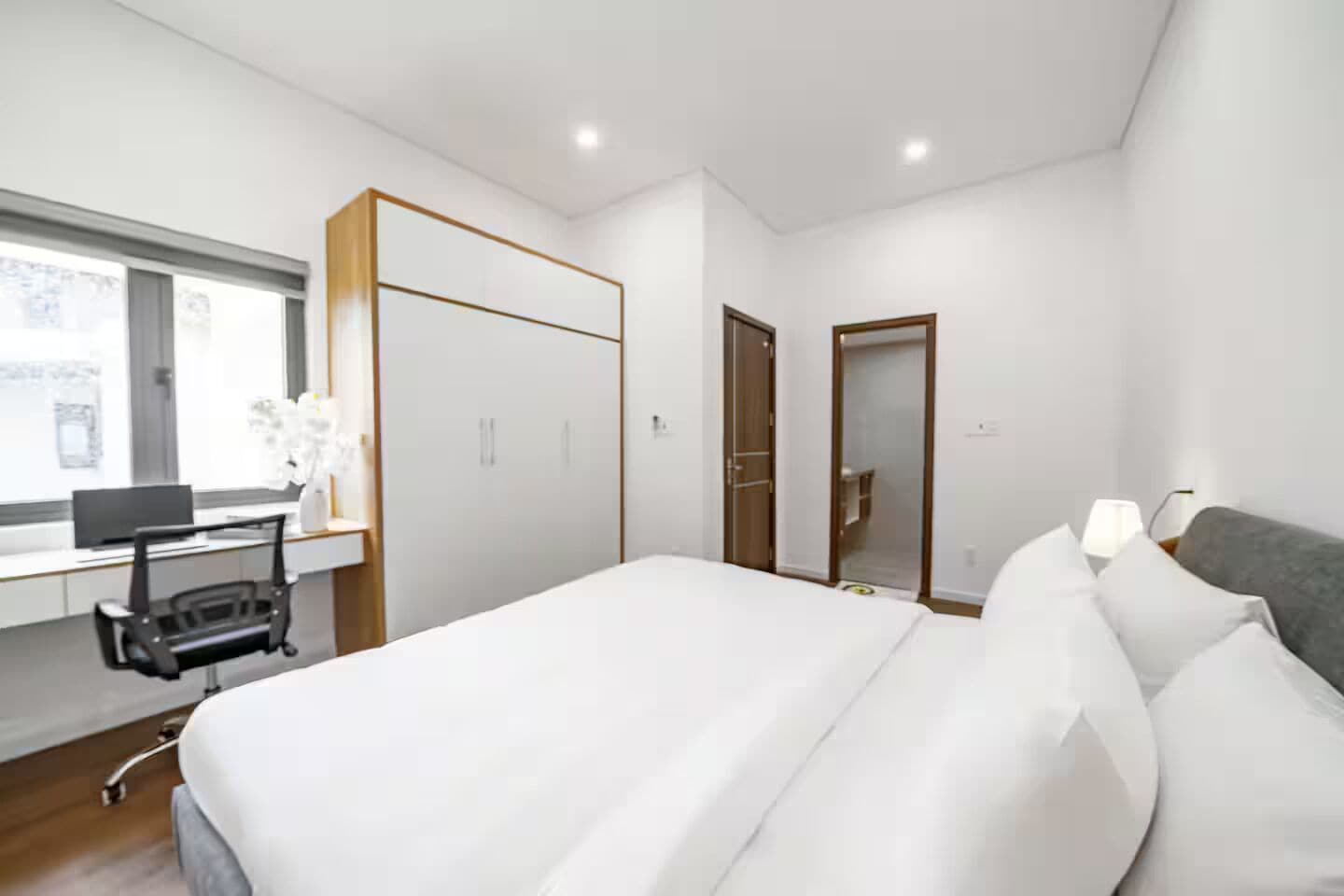 6 soverom, skrivebord, strykejern/-brett og wi-fi (inkludert)