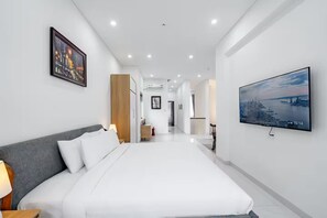 6 bedrooms, desk, iron/ironing board, free WiFi