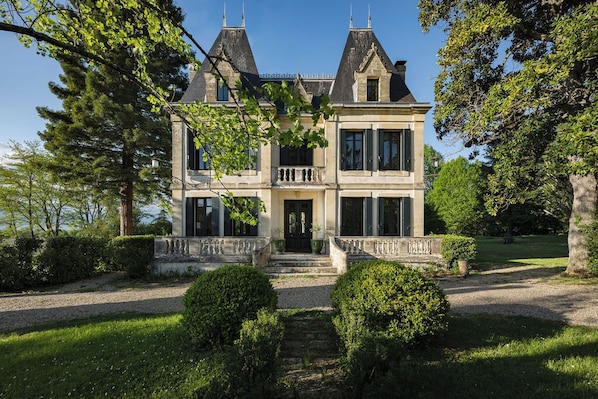 Exterior - Château Lacoste - fairytale château in the heart of Bordeaux wine country w pool (Pujols)