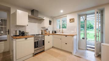 Een koelkast, een microgolfoven, een oven, een kookplaat