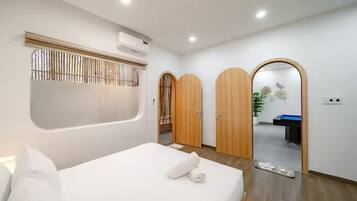 4 bedrooms, iron/ironing board, free WiFi, bed sheets