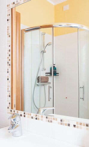 Shower, hair dryer, bidet, towels