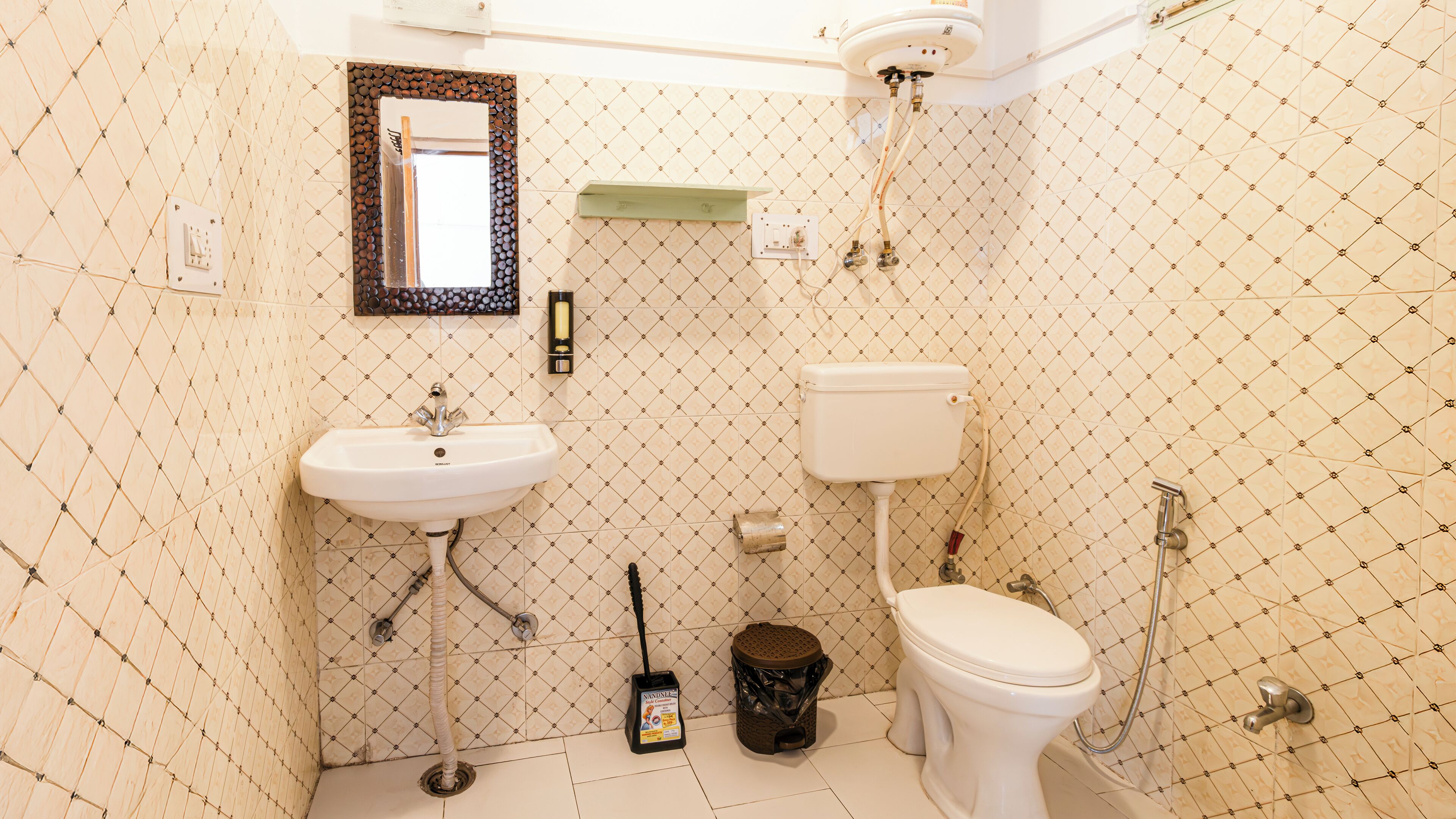 Ein Badezimmer mit Waschbecken, Toilette und Dusche.