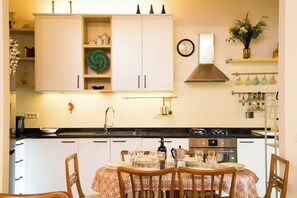Réfrigérateur, four à micro-ondes, un four, surface de cuisson