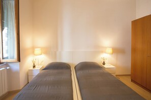 2 habitaciones, tabla de planchar con plancha, cuna de viaje y wifi