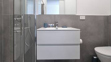 Dusche, Haartrockner, Bidet, Handtücher