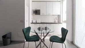 Microondas, placa de cocina, lavavajillas, tostadora