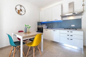 Kühlschrank, Ofen, Herdplatte, Kochgeschirr/Geschirr/Besteck