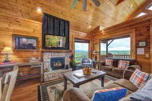 Una televisión, una chimenea, un reproductor de DVD