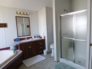 Séchoir à cheveux, serviettes fournies, savon, papier de toilette