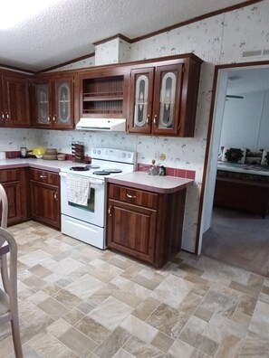 Microondas, horno, parrilla de estufa y lavavajillas