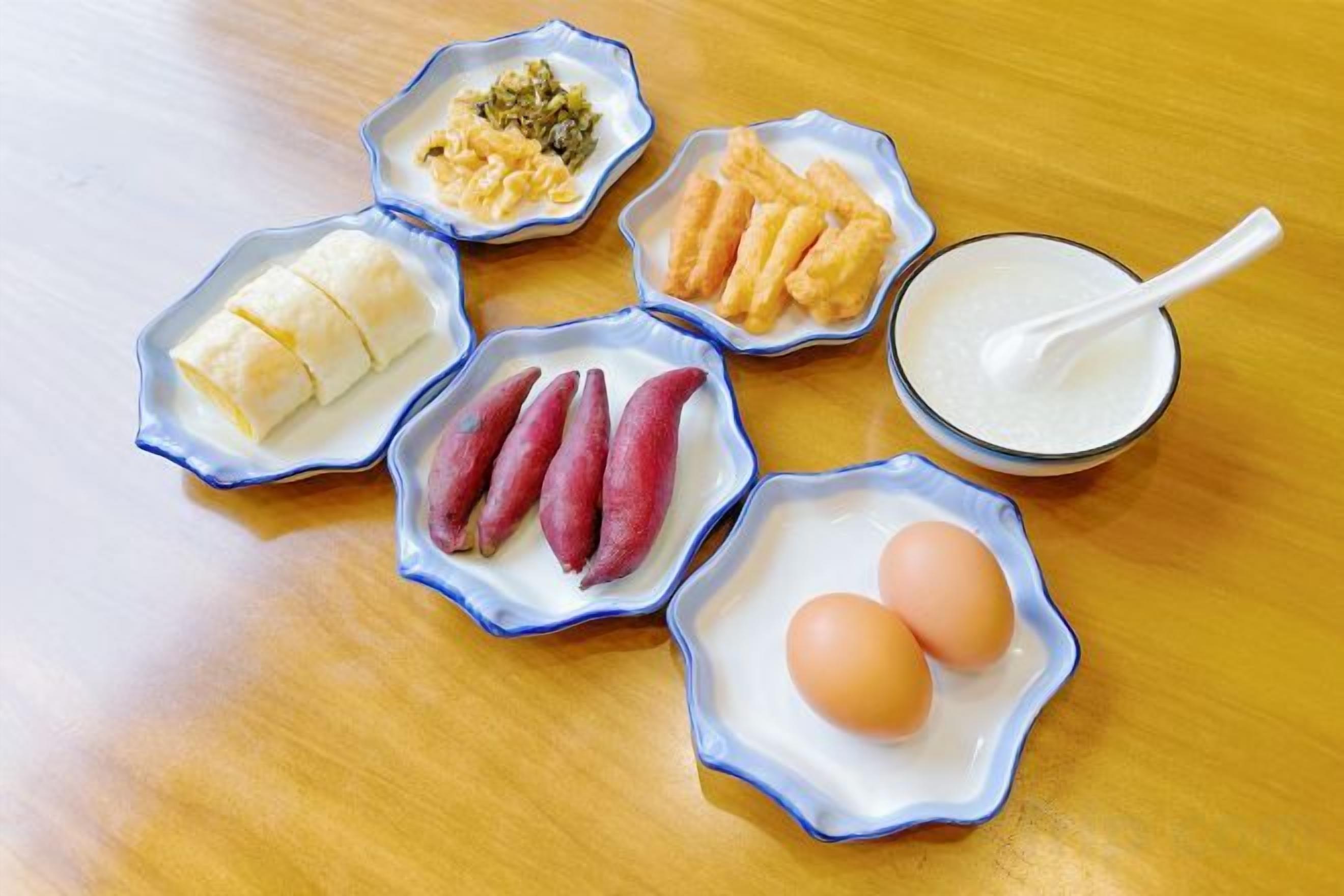 Una mesa de madera con seis platos que contienen diferentes alimentos.