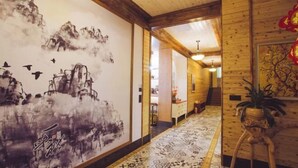 A hallway with wooden paneling, a patterned floor, and a mural with birds and mountains. - Hangzhou Lin'an Daming Spring Inn (Daming Mountain) (Hangzhou)
