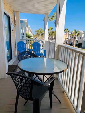 Outdoor dining - 2 minute walk to the beach ~ 2 pools and a balcony-Sleeps 4 (Panama City)