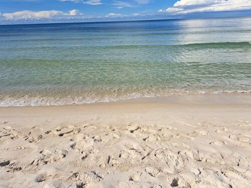 2 minute walk to the beach ~ 2 pools and a balcony-Sleeps 4