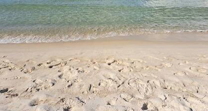 2 minute walk to the beach ~ 2 pools and a balcony-Sleeps 4