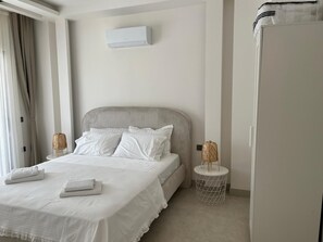 2 bedrooms, desk, iron/ironing board, WiFi