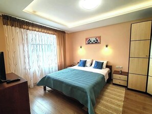 3 habitaciones, tabla de planchar con plancha, wifi y ropa de cama 