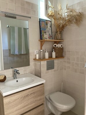 Doccia, asciugacapelli, asciugamani, sapone