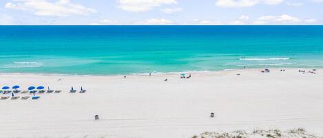 Una spiaggia nelle vicinanze