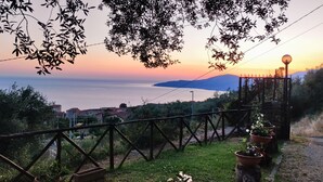 A coastal landscape with a sunset, a wooden fence, and potted plants. - AGRITURISMO  LA FOCAZZA (Ascea)