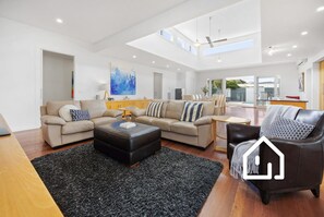 TV connectée, cheminée, table de tennis de table