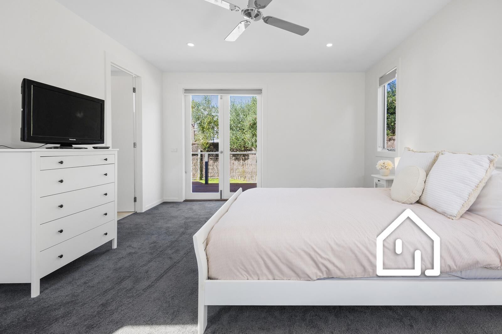 5 bedrooms, desk, iron/ironing board, free WiFi