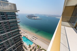 1 bedroom - Prime 1BR Emaar Beachfront w Beach Access (Dubai)