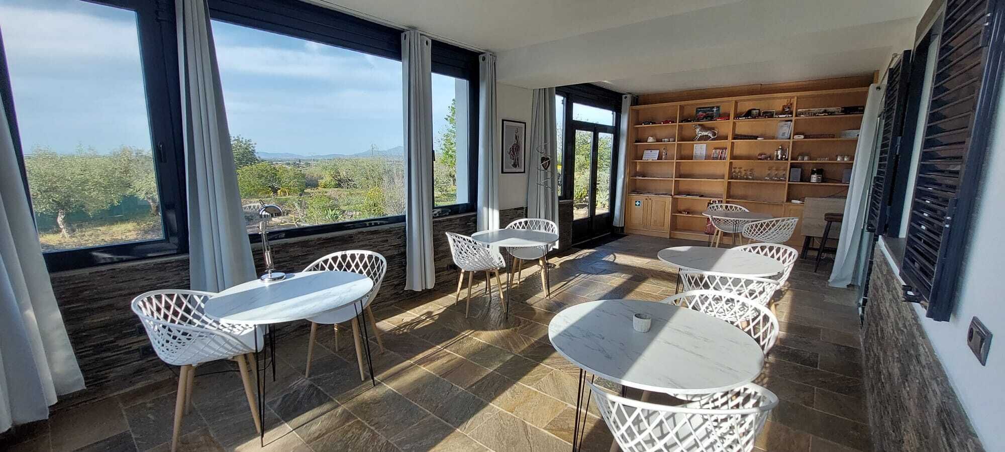 朝食 (コンチネンタル ブレックファスト)、毎日提供 (1 名様 10 EUR)