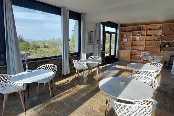 Dagelijks continentaal ontbijt (EUR 10 per persoon)