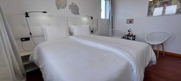 Ropa de cama de alta calidad y caja de seguridad en la habitación 