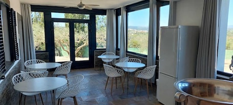 Daily continental breakfast (EUR 10 per person)