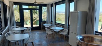 Desayuno continental diario (EUR 10 por persona)